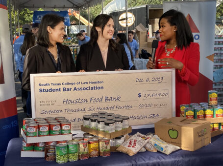 Students from South Texas College of Law Houston (STCL Houston) today donated nearly $18,000 to ABC13’s 39th Annual “Share Your Holidays” Food Drive, benefiting the Houston Food Bank. This gift equates to 52,842 meals for hungry Houstonians.